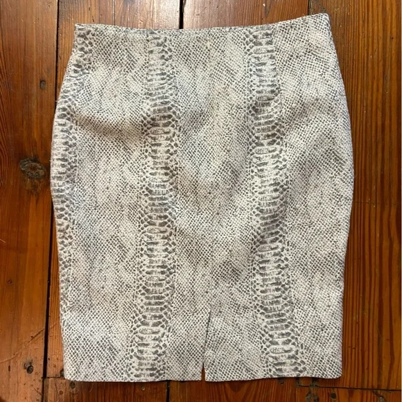 Ann Taylor Snake Print Pencil Skirt in Cream and Gray - Picture 4 of 6